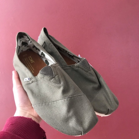 Brand New without Tags Green Canvas TOMs - Picture 2 of 8
